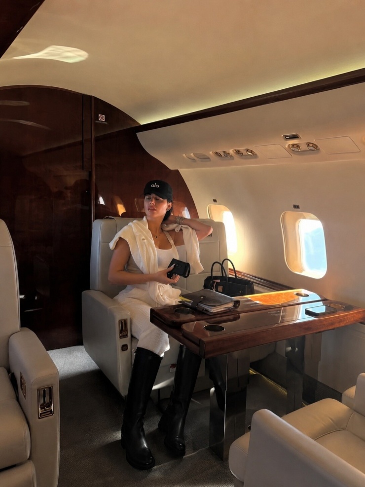 Chuyên cơ Bombardier Global 6500 được ví như một căn hộ hạng sang trên không với phòng riêng, phòng họp, nhà bếp cao cấp và hệ thống giải trí hiện đại.