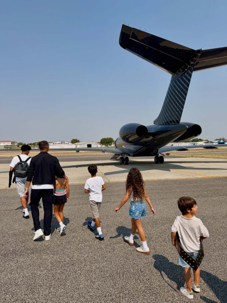 Cristiano Ronaldo bổ sung chiếc Bombardier Global Express 6500 hào nhoáng vào danh sách phương tiện di chuyển của mình từ năm 2024 để thuận tiện cho nhu cầu của gia đình 7 thành viên.