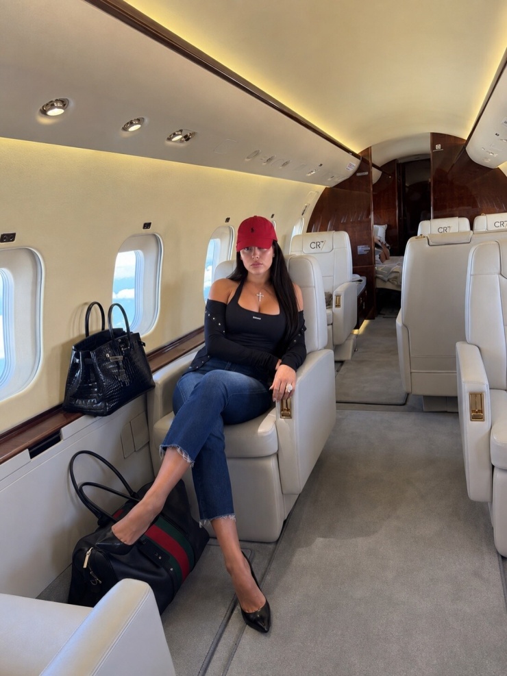 Chiếc Global 6500 có một Conference Suite riêng với bàn có thể điều chỉnh độ cao, cho phép hành khách làm việc hoặc tổ chức những cuộc trao đổi ngay trong chuyến bay. Theo thiết kế của Bombardier, khu vực này còn có thể kết hợp với hệ thống ghế Nuage để chuyển đổi giữa không gian làm việc, ăn uống và thư giãn.