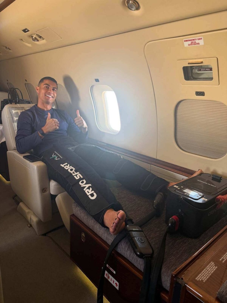 The Sun cho biết chuyên cơ của Ronaldo có màn hình TV 4K, kết nối Internet tốc độ cao. Hệ thống này biến khoang máy bay thành một không gian giải trí riêng tư, nơi hành khách có thể xem phim, làm việc hoặc kết nối với thế giới bên ngoài trong suốt hành trình.