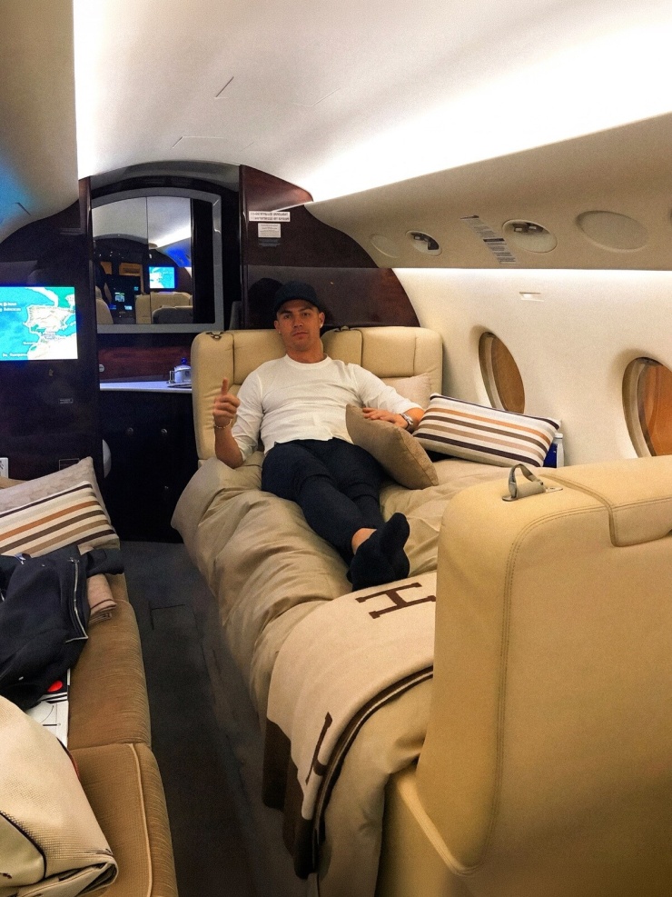 Một trong những chi tiết đắt giá nhất trong khoang riêng của Ronaldo là hệ thống ghế Nuage. Bombardier giới thiệu Nuage là hệ thống ghế độc quyền trên dòng Global mới, được phát triển cho những chuyến bay đường dài. Ghế có khả năng ngả sâu, đồng thời chuyển thành bề mặt phẳng để nghỉ ngơi hoặc dùng bữa.
