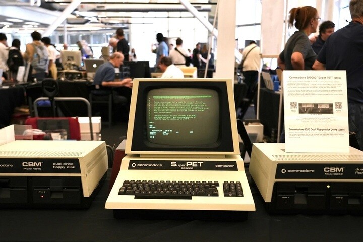Máy tính Commodore SP9000 “Super PET” năm 1981 và các ổ đĩa mềm được trưng bày tại Lễ hội Máy tính Cổ điển ở Mountain View, California, Mỹ. (Ảnh: AP)