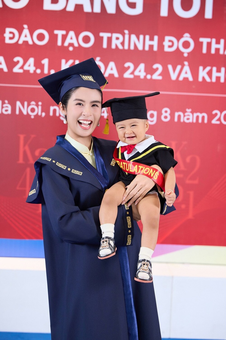 Hoa hậu Ngọc Hân tốt nghiệp thạc sĩ, chồng và con trai có mặt chúc mừng - 2