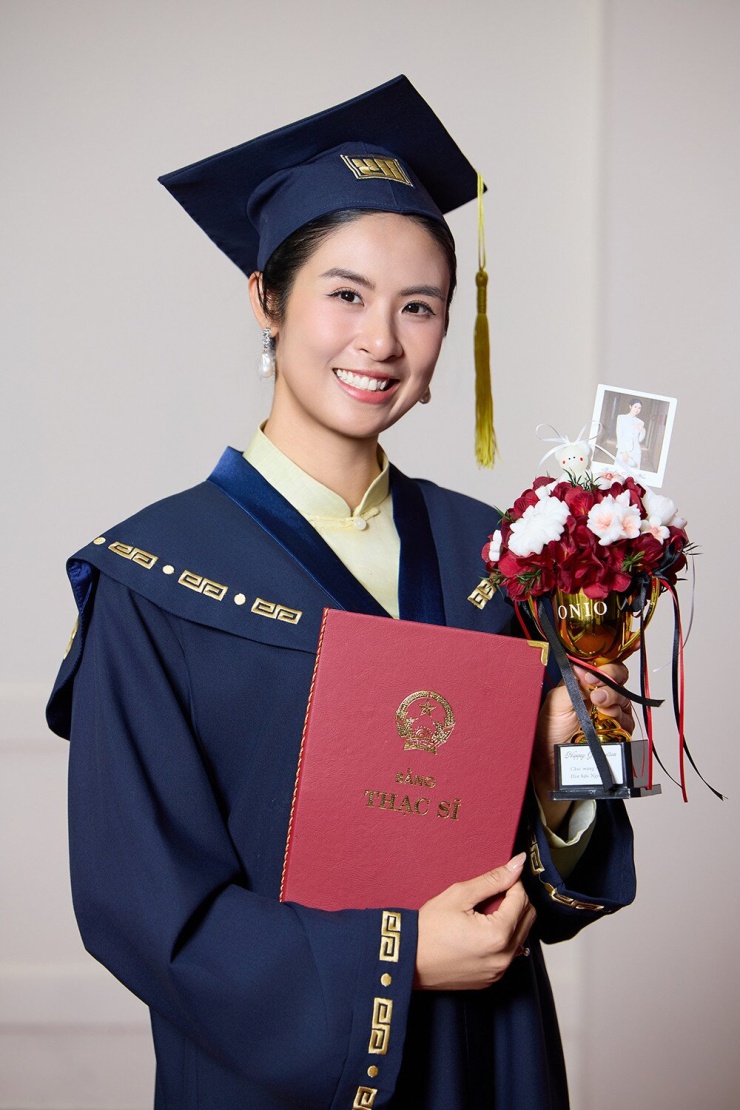 Hoa hậu Ngọc Hân và con trai. 
