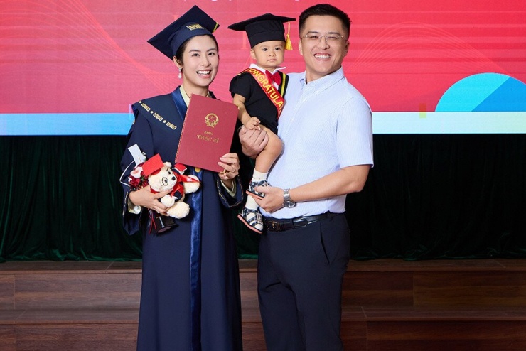 Gia đình nhỏ Ngọc Hân trong ngày vui nhận bằng thạc sĩ.