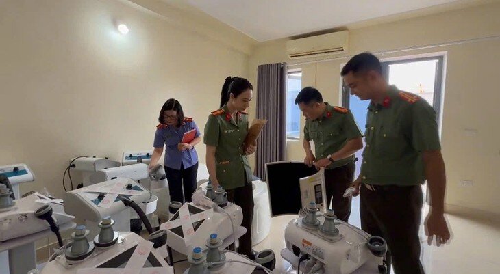 Công an tỉnh Nghệ An khám xét cơ sở “Phúc Tâm 8”. ẢNH: C.A