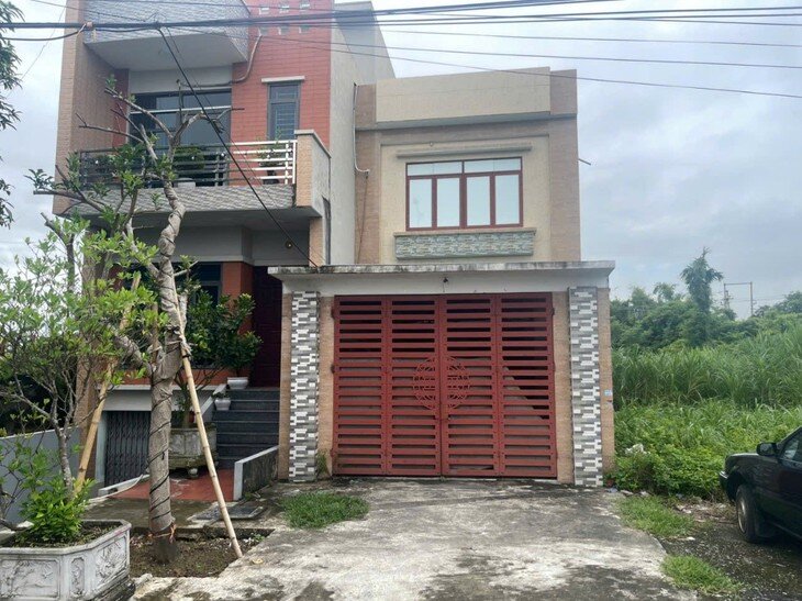 Ngôi nhà 2 tầng tại xã Đông Quan - nơi các đối tượng dùng để quản lý nạn nhân. Ảnh: Cơ quan Công an.