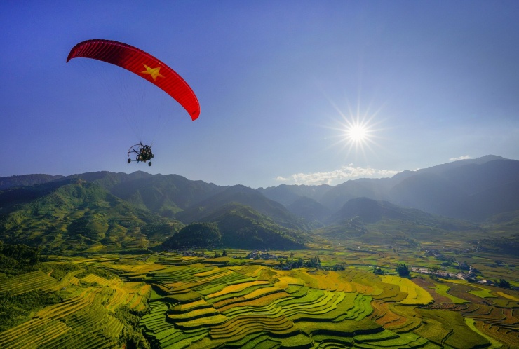 Bay dù lượn ngắm mùa vàng là trải nghiệm được nhiều người yêu thích. Ảnh: Mebayluon Paragliding