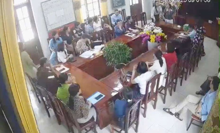 Vụ việc xảy ra trong giờ giải lao tại Trường Tiểu học Mai Sơn (tỉnh Ninh Bình). Ảnh: Cắt từ clip
