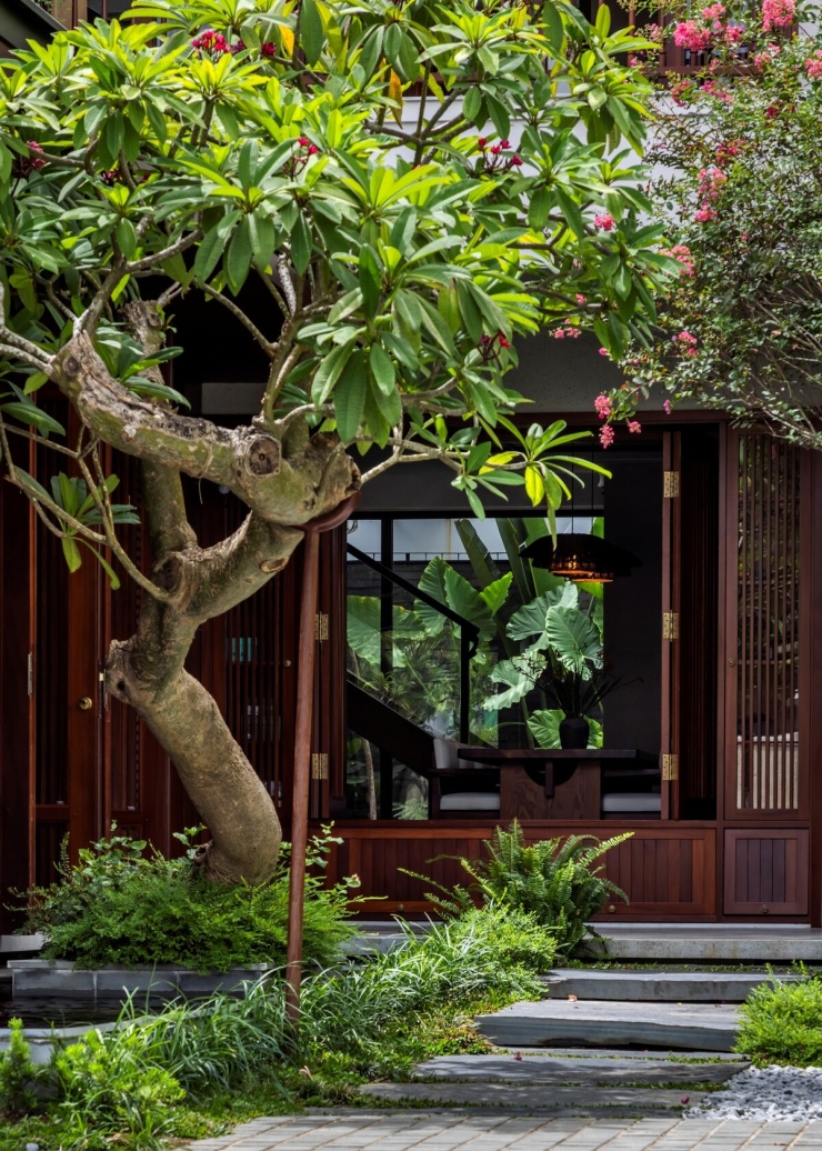 Khu vực cảnh quan với cây xanh nhiều tầng, hồ cá và mặt nước đan xen, góp phần tạo bóng mát, mở rộng tầm nhìn và hỗ trợ điều tiết vi khí hậu. Nhờ cách tổ chức này, phần diện tích không xây dựng trở thành một thành phần của không gian ở. Các khu vực sinh hoạt chung đều có hướng tiếp cận sân vườn, ánh sáng và thông gió tự nhiên.