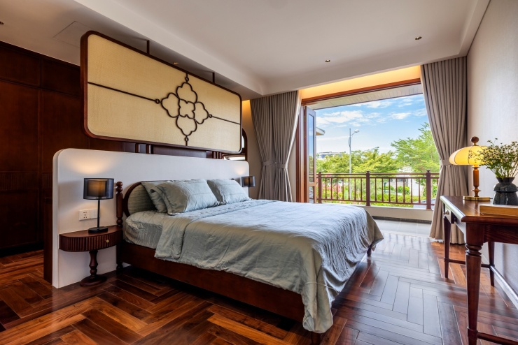 Các không gian riêng tư được đưa lên các tầng trên. Cách phân tầng tách khu vực nghỉ ngơi khỏi các hoạt động chung ở tầng dưới, đồng thời duy trì tầm nhìn ra cây xanh.