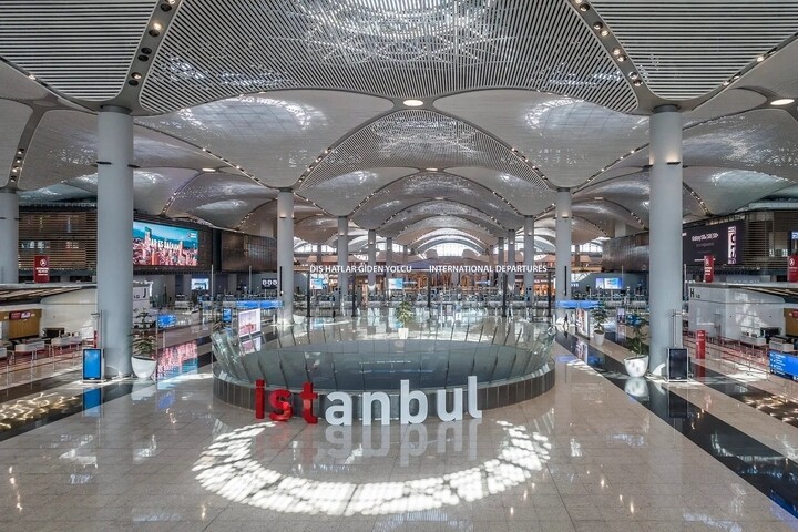 Trần nhà cao vút và các mái vòm tái hiện những đường cong mềm mại của sóng nước Bosphorus. Trong khi đó, các chi tiết trang trí gợi nhắc nghệ thuật và văn hóa truyền thống thời kỳ Đế chế Ottoman. (Ảnh: iGA)