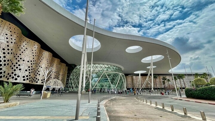 Hiếm có sân bay nào phản ánh di sản kiến trúc của đất nước đẹp như sân bay Marrakesh Menara (Maroc). Mặt tiền đồ sộ với cấu trúc dạng lưới lọc ánh sáng mặt trời tạo bóng đổ phức tạp trên sàn nhà ga. (Ảnh: Epic Travel)