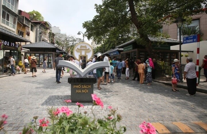 Chợ Âm Phủ Hà Nội đã trở thành phố sách. (Ảnh: HNĐ)