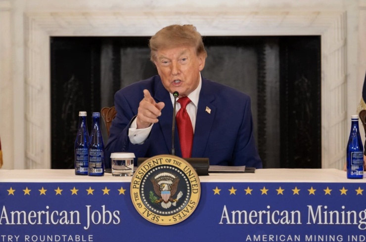 Ông Trump dọa tuyên bố eo biển Hormuz là lãnh thổ Mỹ - 1