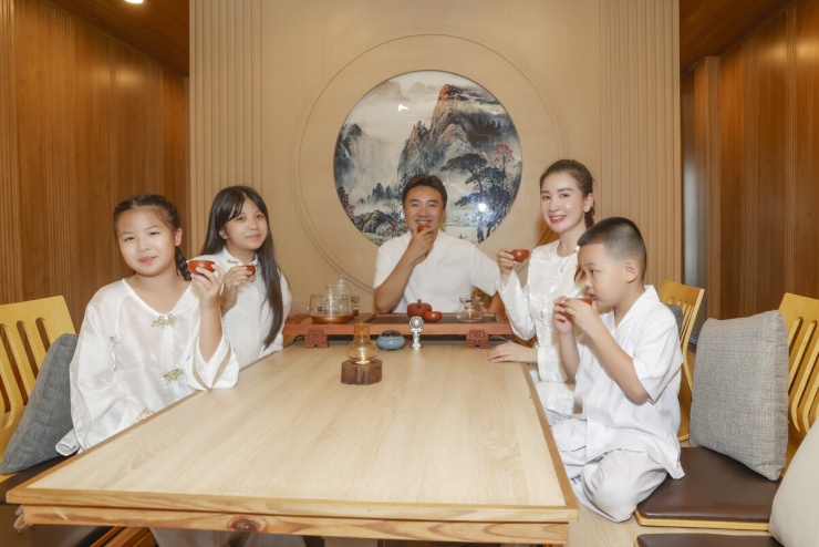 Anh cho biết thích nhất không gian của phòng trà đạo - nơi dùng thưởng thức các loại trà yêu thích, đọc sách hoặc nghe nhạc.