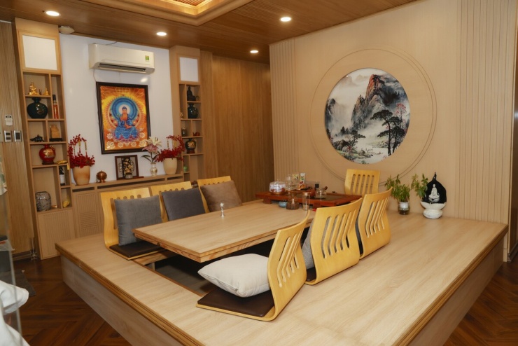 Phòng trà đạo theo phong cách Nhật Bản để tiếp khách của Dương Ngọc Thái. "Vài năm gần đây, tôi muốn tìm đến tu tập, ăn chay trường", ca sĩ nói.