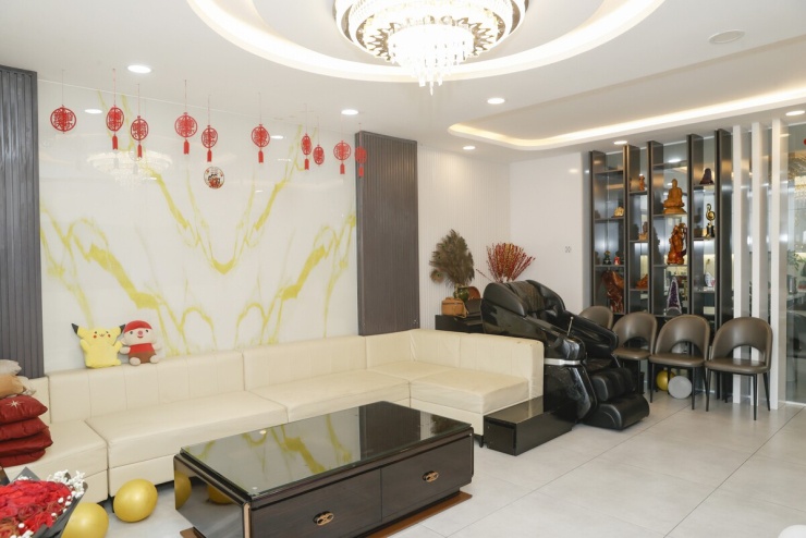 Tổ ấm của ca sĩ sáu tầng gồm bốn phòng ngủ, một phòng khách, phòng thờ, làm việc. Dương Ngọc Thái cho biết tổng số tiền mua đất và xây nhà, làm nội thất khoảng 25 tỷ đồng.