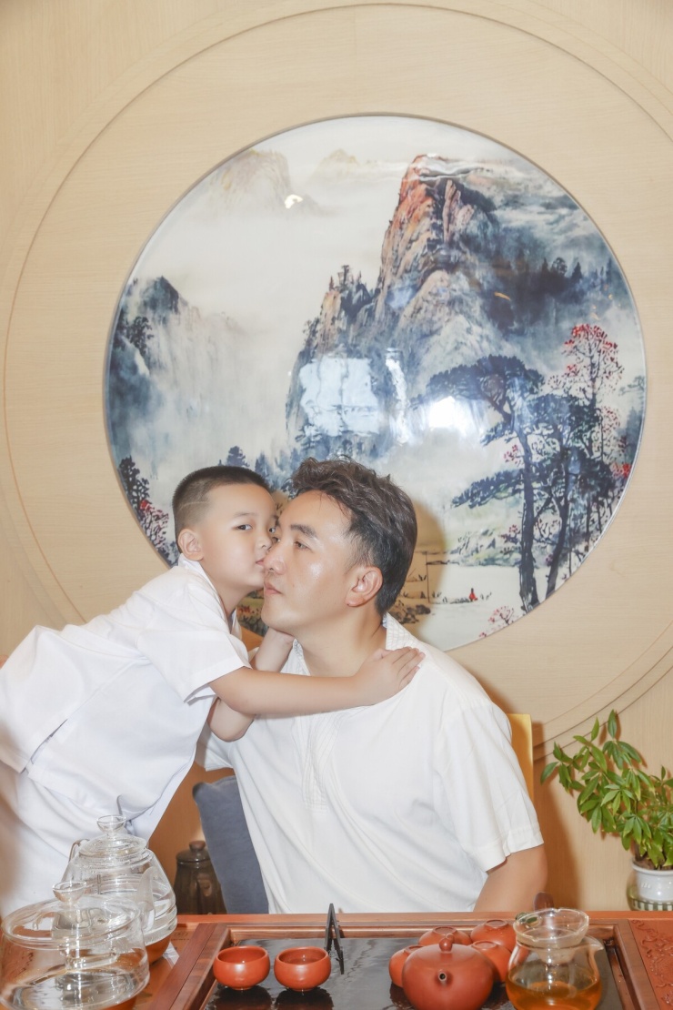 Ca sĩ và con trai út - bé Tin, năm tuổi.