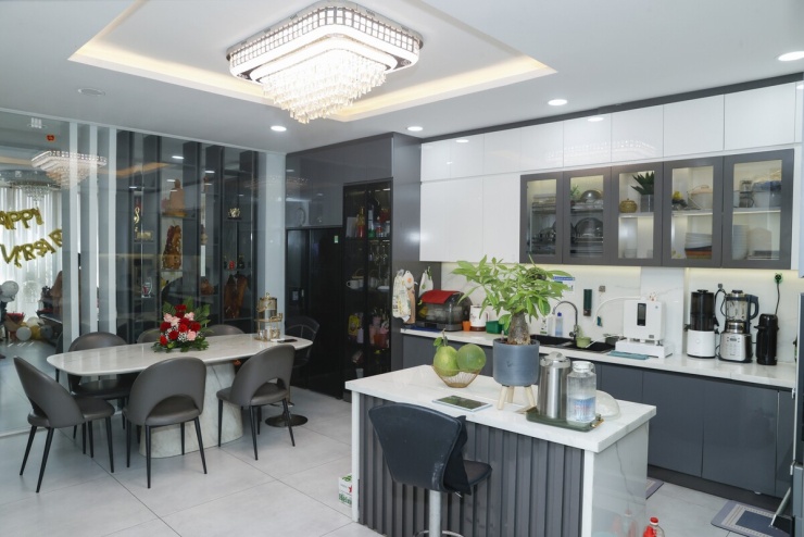 Phòng khách, bếp và khu vực sinh hoạt chung được kết nối liền mạch, giúp không gian thông thoáng hơn so với diện tích thực.