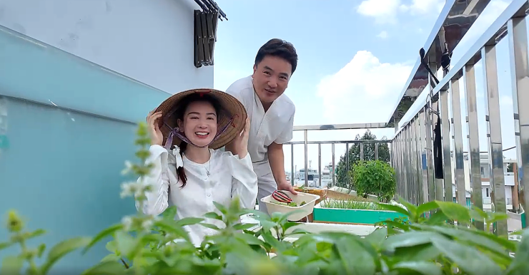 Trên sân thượng, vợ chồng ca sĩ trồng vườn rau thơm.