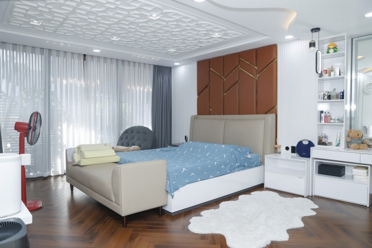 Phòng ngủ của vợ chồng ca sĩ thiết kế với tông trắng, có cửa lùa để đón nắng và ánh sáng.