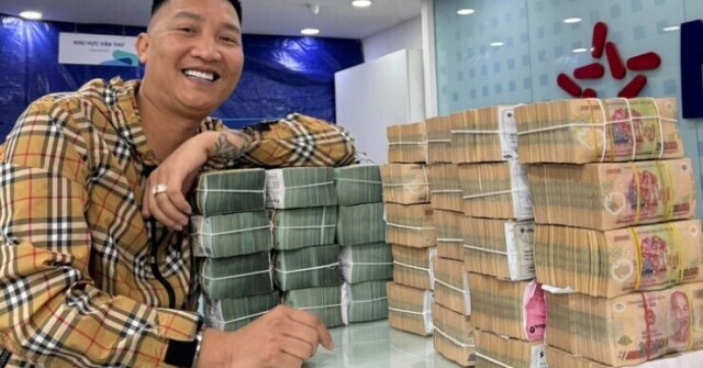Huấn Hoa Hồng và vợ Phạm Thị Ngọc Linh đã để ng...