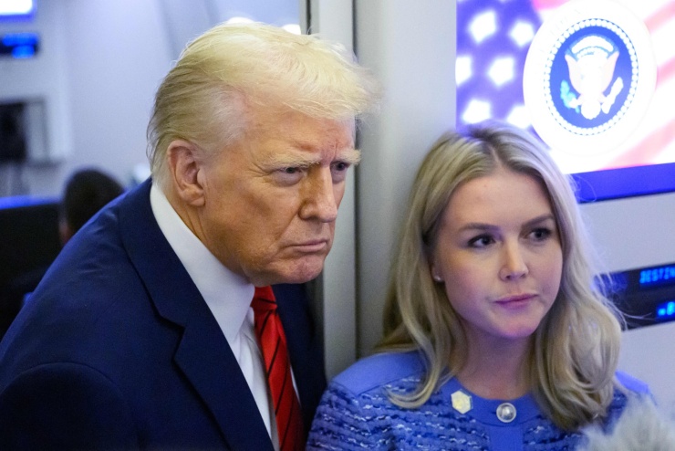Tổng thống Mỹ Donald Trump (trái) và thư ký báo chí Nhà Trắng Karoline Leavitt trên chuyên cơ Air Force One hồi tháng 1/2025. Ảnh: AFP