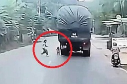 Thót tim khoảnh khắc bé 2 tuổi lao ra đường đúng lúc xe tải lao dốc