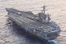 Thủy thủ Mỹ nhảy khỏi tàu chiến vì căng thẳng, ông Trump tuyên bố bất ngờ