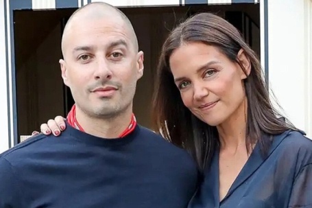 Katie Holmes và tình trẻ hé lộ kỳ nghỉ bên nhau