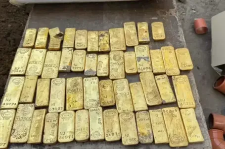 Cảnh sát tiếp nhận 50 thỏi vàng được tìm thấy trong tường căn nhà