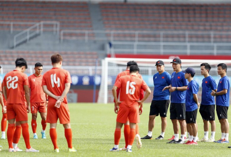 Trước khi bước vào buổi tập, HLV Kim Sang Sik dặn dò khá kỹ học trò về việc tập luyện cẩn thận, tránh chấn thương không cần thiết khi tập trên mặt cỏ lá gừng này.