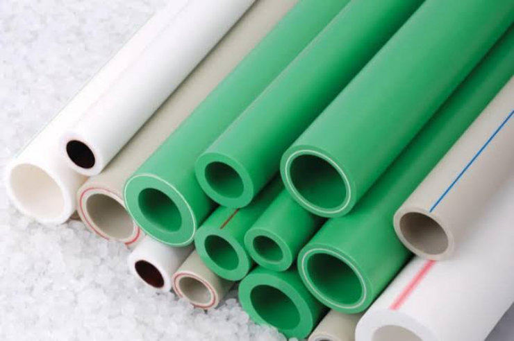 Ống nhựa PVC thường thấy trong đời sống hàng ngày.