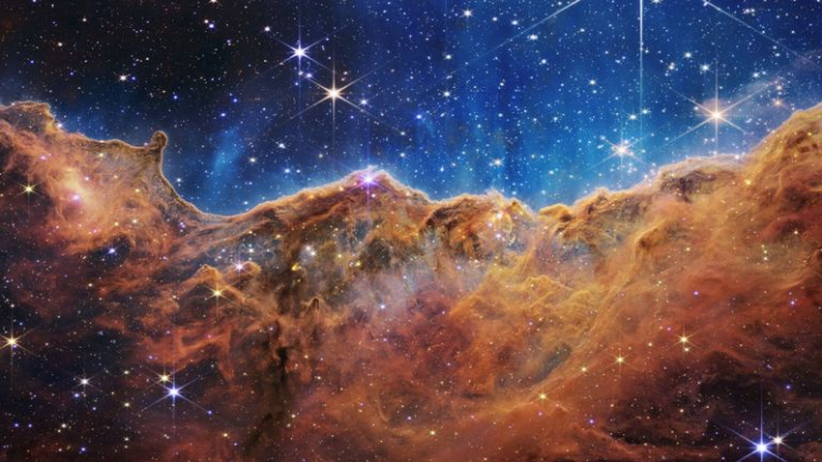 The Cosmic Cliffs là rìa của một khoang khí khổng lồ bên trong NGC 3324, cách Trái Đất khoảng 7.600 năm ánh sáng.