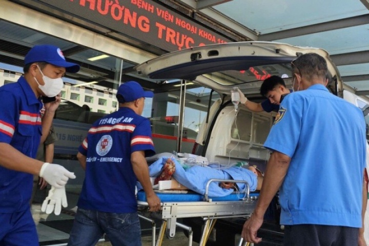 Ô tô khách tông vào đuôi xe container trên cao tốc, hàng chục người nhập viện