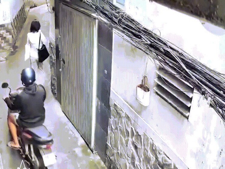 Clip: Giật điện thoại bất thành, tên cướp bỏ cả xe máy tháo chạy
