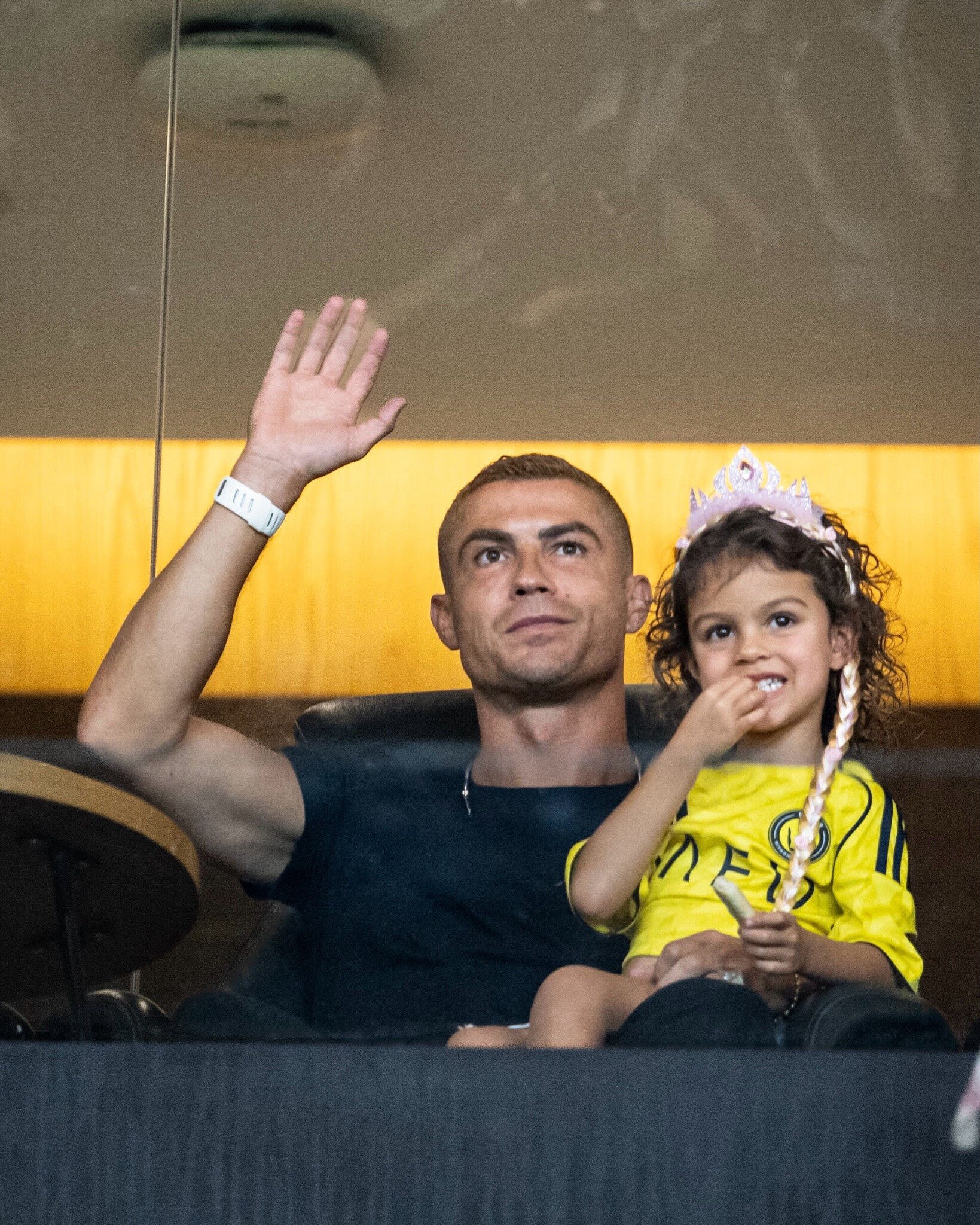 Ronaldo sắp vai ông bố mẫu mực khi bế Bella và chơi cùng Mateo