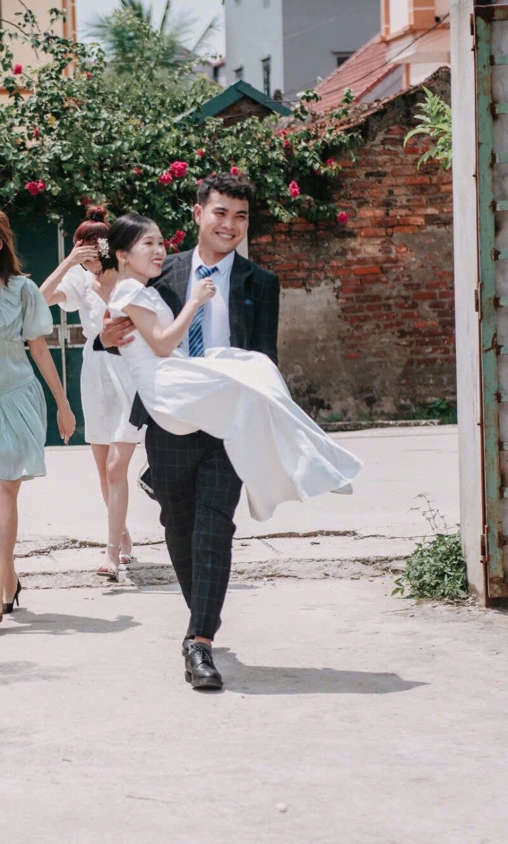 Chú rể bế vợ về nhà&nbsp;