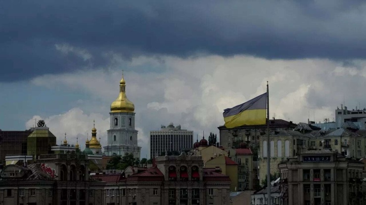 Lá cờ Ukraine tại Kiev. Ảnh AP