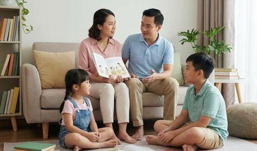 Nếu cha mẹ không trở thành nguồn thông tin đáng tin cậy, Internet rất dễ trở thành "người thầy" bất đắc dĩ của trẻ. Ảnh minh họa