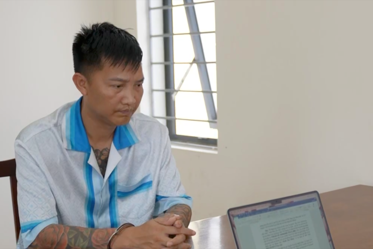 Bùi Xuân Huấn (Huấn Hoa Hồng) tại cơ quan công an. Ảnh: VTV