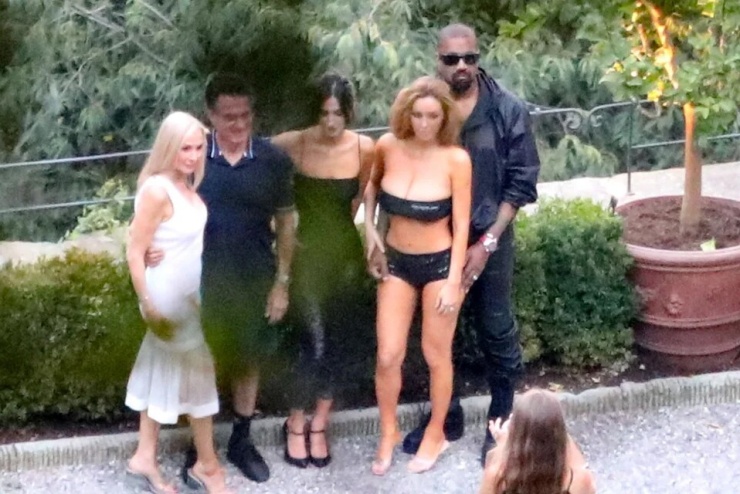 Kanye West bên vợ và bố mẹ, em vợ. Ảnh: Backgrid