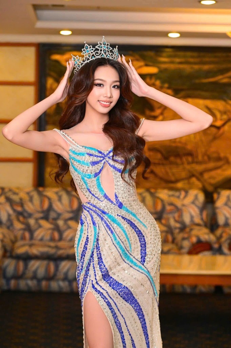 Hoa hậu Hà Linh.