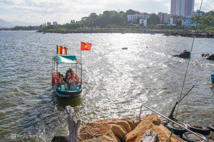 Để đến chùa Từ Tôn hay Hòn Đỏ, du khách gửi xe ở khu vực đất liền gần đảo với giá 10.000 đồng mỗi lượt. Sau đó, du khách được cano đưa qua Hòn Đỏ với mức phí tùy tâm do chùa không thu phí.