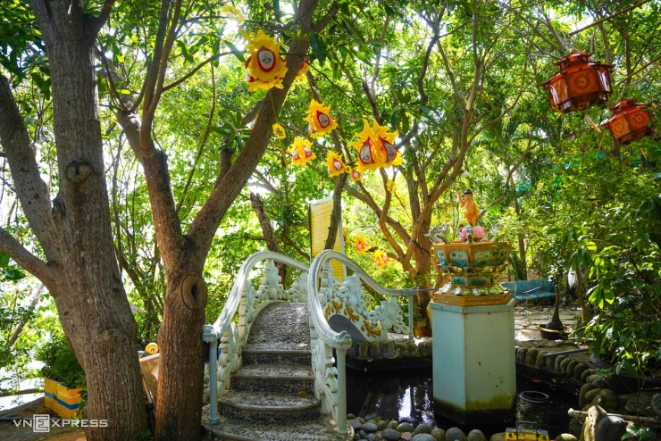 Ngôi chùa nằm trên 'hòn non bộ' giữa vịnh Nha Trang - 4