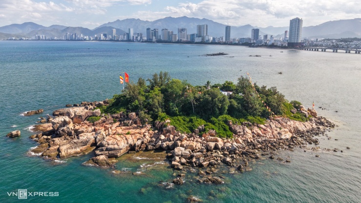 Ngôi chùa nằm trên 'hòn non bộ' giữa vịnh Nha Trang - 1