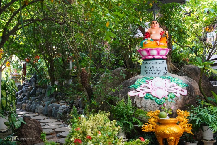 Chị Trần Hiếu, người dân Nha Trang, cho biết lối vào chùa tràn đầy năng lượng tích cực. Đi xen các lối mòn đá là các tán cây xanh cùng các am, bàn thờ ngoài trời, gợi cảm giác yên bình.