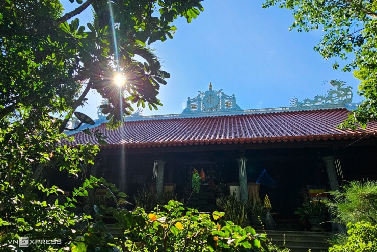 Ngôi chùa nằm trên 'hòn non bộ' giữa vịnh Nha Trang - 7