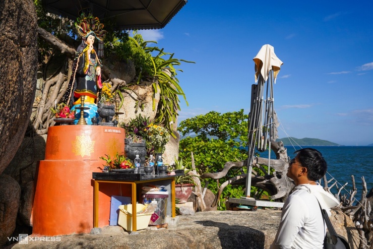 Ngôi chùa nằm trên 'hòn non bộ' giữa vịnh Nha Trang - 12